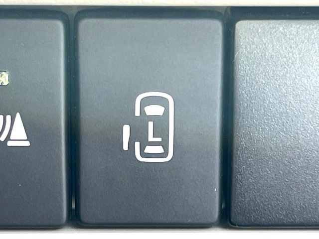 【パワースライドドア】スマートキーや運転席のスイッチでスライドドアの開閉が可能♪電動だから力を入れてドアを開ける必要が無く、小さいお子様でも、重い荷物を持っている時もラクに開け閉めできます♪