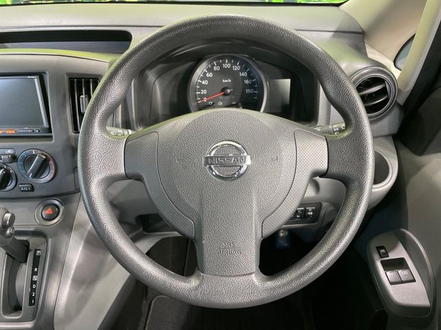 インテリアに合わせたデザインのステアリングは、運転される方のことも考え、運転しやすい形状、大きさです。是非一度、実際に触ってお確かめください。
