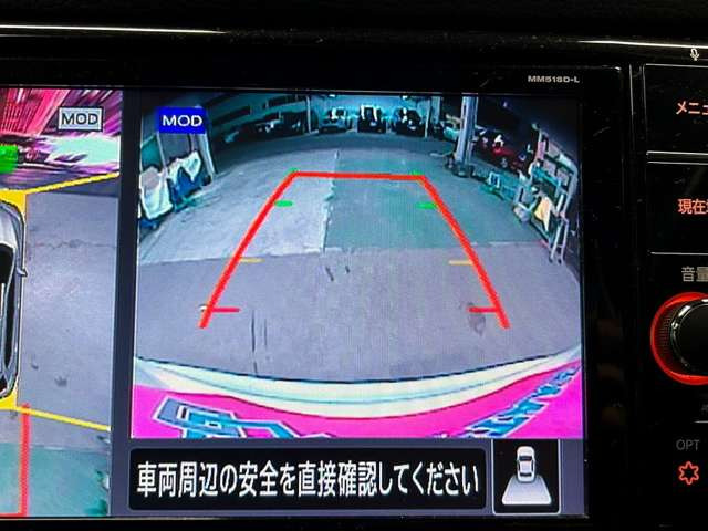 【バックカメラ】運転席から画面上で安全確認ができます。駐車が苦手な方にもオススメな便利機能です。
