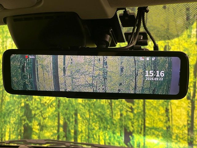 【デジタルインナーミラー】後席の大きな荷物や同乗者で後方が確認しづらい時でも安心!カメラが撮影した車両後方の映像をルームミラー内に表示。クリアな視界で状況の確認が可能です!