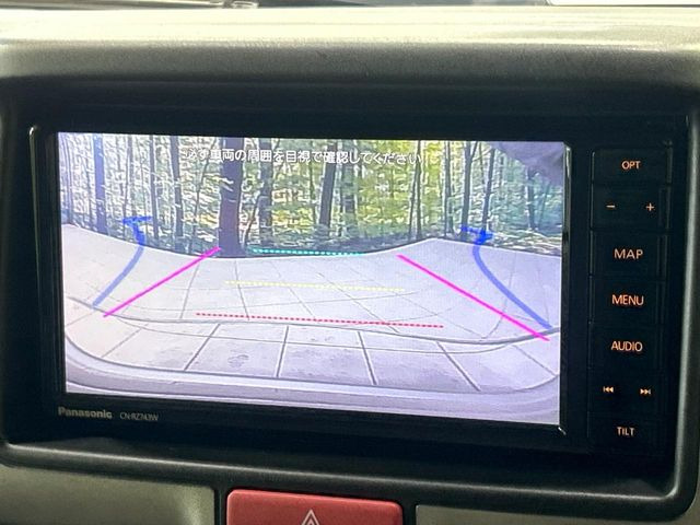 【バックカメラ】駐車時に後方がリアルタイム映像で確認できます。大型商業施設や立体駐車場での駐車時や、夜間のバック時に大活躍!運転スキルに関わらず、今や必須となった装備のひとつです!