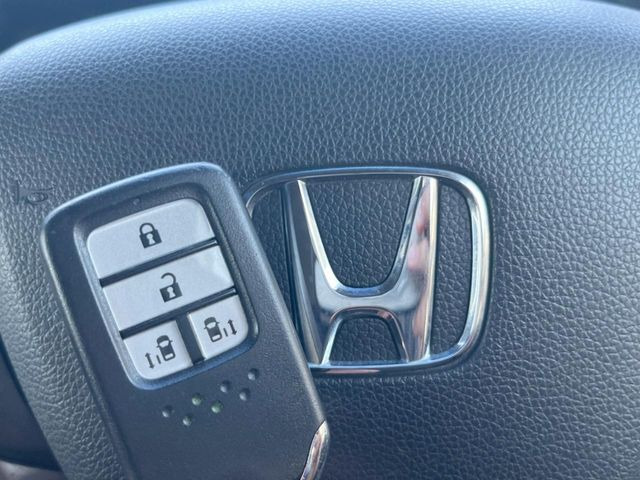 【Hondaスマートキー】カバンやポケットに入れたままでもドアの施錠・解錠が可能なスマートキーを装備。エンジンのオン・オフ時もカギを取り出す必要が無いからとっても便利です♪