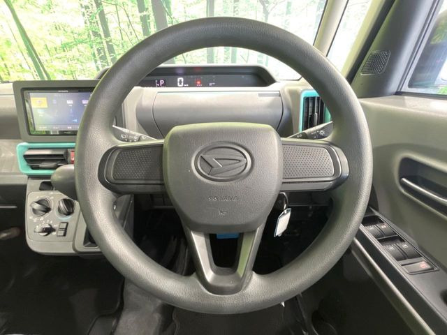 インテリアに合わせたデザインのステアリングは、運転される方のことも考え、運転しやすい形状、大きさです。是非一度、実際に触ってお確かめください。