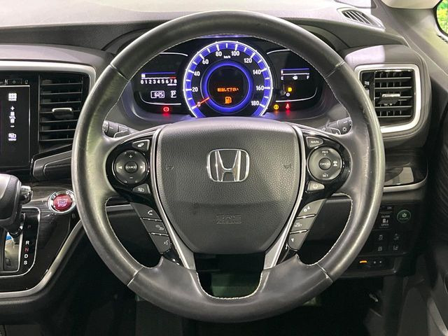 【車線維持支援システム】高速道路走行時、車線からはみ出しそうな時にステアリングを制御。より安心・安全な運転をサポートしてくれます!