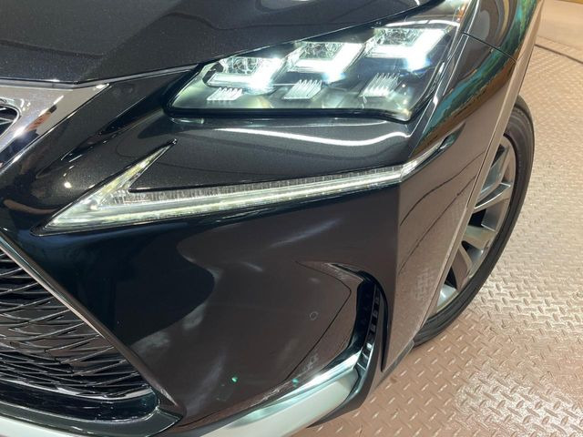 【三眼LEDヘッドライト】スタイリッシュな見た目の三眼LEDヘッドライトを装備♪スタイルだけでなく、夜間の走行も視界良好で安心してお乗りいただけます。