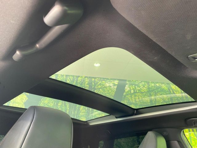 【ガラスルーフ】ガラスルーフ搭載で車内の解放感が一気にアップ!開放的なドライブをお楽しみいただけます。