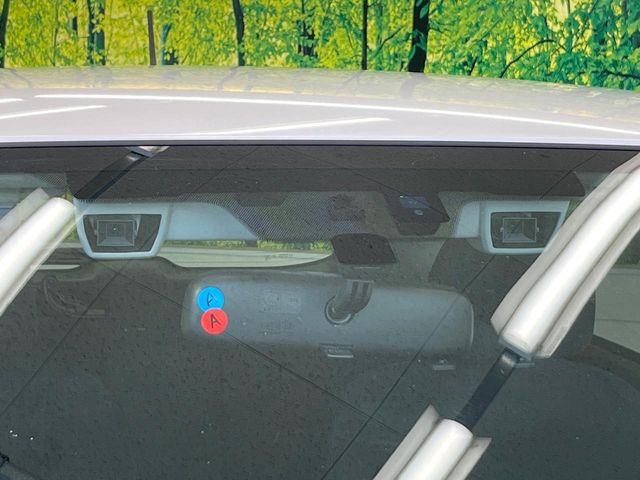 【アイサイトVer2】前方の車両等を検知し、衝突しそうな時は警報で注意を促し、ブレーキを踏む力をサポート。ブレーキを踏めなかった場合は衝突被害軽減ブレーキが作動、衝突回避をサポートします。