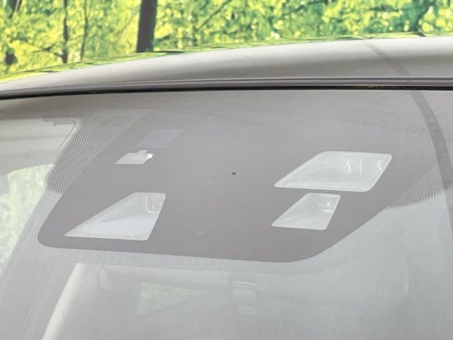 【i-ACTIVESENSE】走行中に前方の車両等を認識し、衝突しそうな時は警報とブレーキで衝突回避と被害軽減をアシスト。より安全にドライブをお楽しみいただけます。