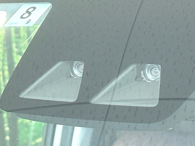 【スマートアシスト】走行中に前方の車両等を認識し、衝突しそうな時は警報とブレーキで衝突回避と被害軽減をアシスト。より安全にドライブをお楽しみいただけます。