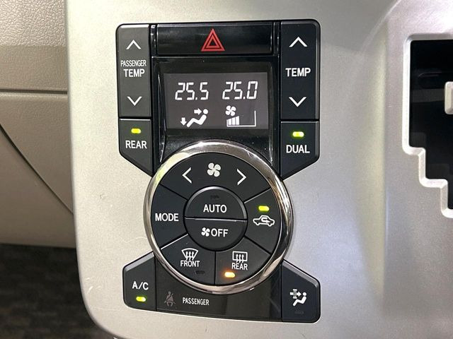 【オートエアコン】一度お好みの温度に設定すれば、車内の温度を検知し風量や温度を自動で調整。暑い&hellip;寒い&hellip;と何度もスイッチ操作をする必要はありません。快適な車内空間には必須の機能ですね♪