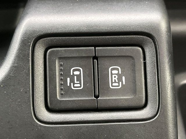 【両側パワースライドドア】スマートキーや運転席のスイッチで後席両側スライドドアの開閉が可能♪電動だから力を入れてドアを開ける必要が無く、小さなお子様でも簡単に開け閉めでき快適です♪