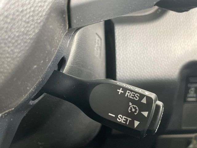 【クルーズコントロール】高速道路もラクラク走行。アクセルを離しても一定速度で走行ができ、長距離運転時の負担を軽減!加速・減速も簡単なスイッチ操作で調整できます。