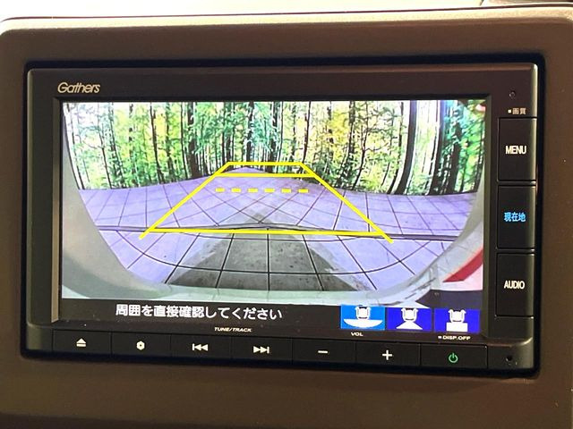 【バックカメラ】駐車時に後方がリアルタイム映像で確認できます。大型商業施設や立体駐車場での駐車時や、夜間のバック時に大活躍!運転スキルに関わらず、今や必須となった装備のひとつです!