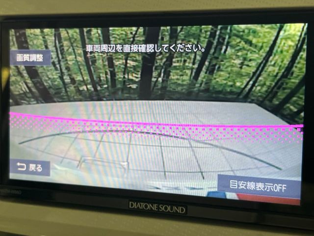 【バックカメラ】駐車時に後方がリアルタイム映像で確認できます。大型商業施設や立体駐車場での駐車時や、夜間のバック時に大活躍!運転スキルに関わらず、今や必須となった装備のひとつです!