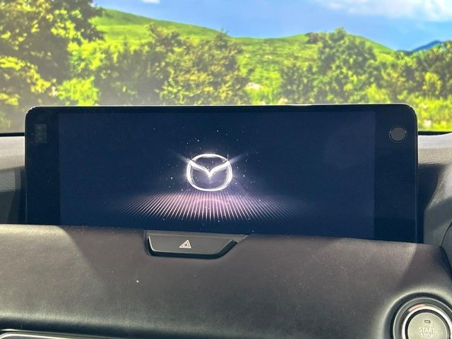 【12.3インチマツダコネクト】車内の雰囲気にマッチした大型ディスプレイ。スマホ接続でのナビ使用やBluetooth再生等、様々な機能が楽しめます。直感的なダイヤル操作が可能で、使い勝手も良好です。