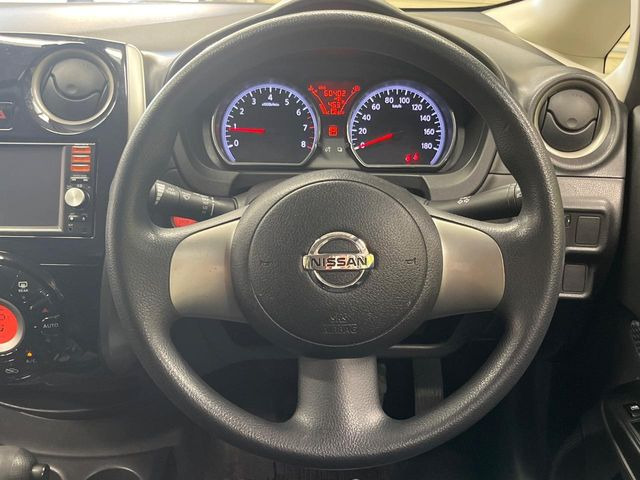 インテリアに合わせたデザインのステアリングは、運転される方のことも考え、運転しやすい形状、大きさです。是非一度、実際に触ってお確かめください。