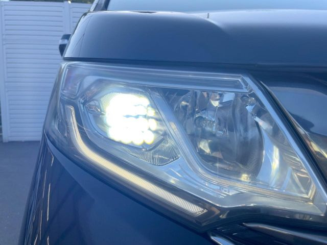 【LEDヘッドライト】悪天候や夜間走行時も良好な視界を確保し安心して運転できる高輝度LEDヘッドライトを装備!点灯速度が早く、消費電力も抑えられています。