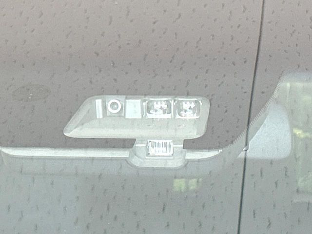 【三菱e-Assist】走行中に前方の車両等を認識し、衝突しそうな時は警報とブレーキで衝突回避と被害軽減をアシスト。より安全にドライブをお楽しみいただけます。