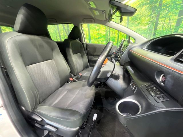 運転席シート廻りは使用感も少なく、良好な状態となっています。前オーナー様が丁寧に使っていたことがよくわかりますね。