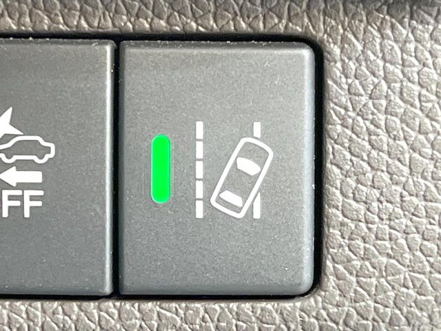 【車線維持支援システム】高速道路走行時、車線からはみ出しそうな時にステアリングを制御。より安心・安全な運転をサポートしてくれます!