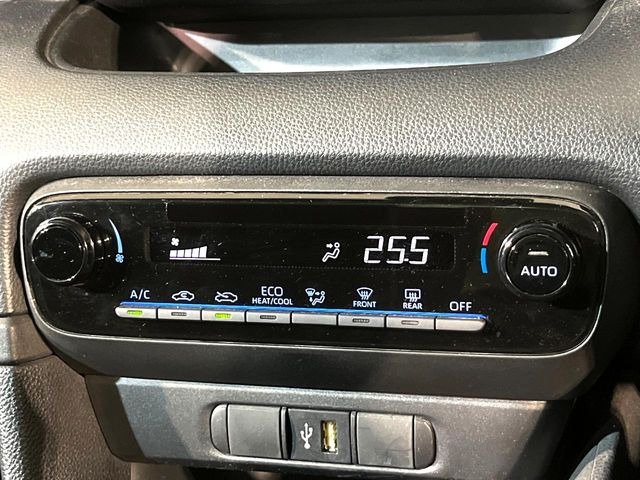 【オートエアコン】一度お好みの温度に設定すれば、車内の温度を検知し風量や温度を自動で調整。暑い&hellip;寒い&hellip;と何度もスイッチ操作をする必要はありません。快適な車内空間には必須の機能ですね♪