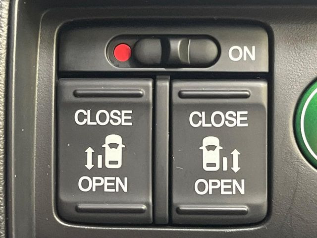 【両側パワースライドドア】スマートキーや運転席のスイッチで後席両側スライドドアの開閉が可能♪電動だから力を入れてドアを開ける必要が無く、小さなお子様でも簡単に開け閉めでき快適です♪
