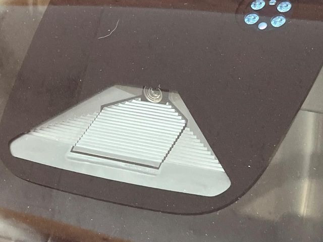 【ホンダセンシング】走行中に前方の車両等を認識し、衝突しそうな時は警報とブレーキで衝突回避と被害軽減をアシスト。より安全にドライブをお楽しみいただけます。