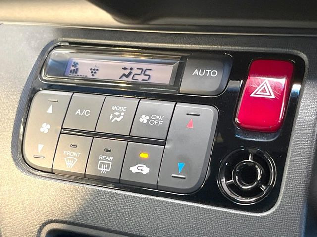 【オートエアコン】一度お好みの温度に設定すれば、車内の温度を検知し風量や温度を自動で調整。暑い&hellip;寒い&hellip;と何度もスイッチ操作をする必要はありません。快適な車内空間には必須の機能ですね♪