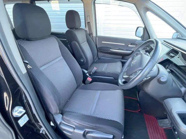 運転席シート廻りは使用感も少なく、良好な状態となっています。丁寧に使われていたことがよくわかりますね。