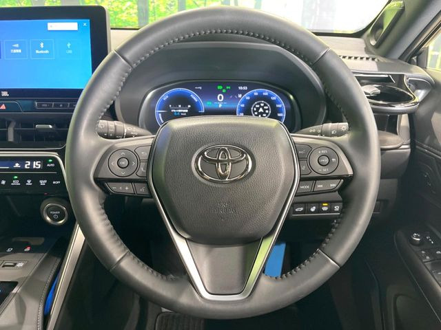 インテリアに合わせたデザインのステアリングは、運転される方のことも考え、運転しやすい形状、大きさです。是非一度、実際に触ってお確かめください。