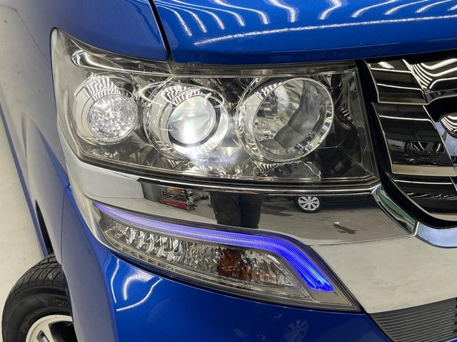 【HIDヘッドライト】非常に明るく前方を照らしてくれるので、悪天候や夜間の走行時も視界良好で安心してお乗りいただけます。
