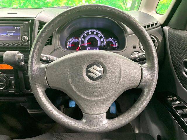 インテリアに合わせたデザインのステアリングは、運転される方のことも考え、運転しやすい形状、大きさです。是非一度、実際に触ってお確かめください。