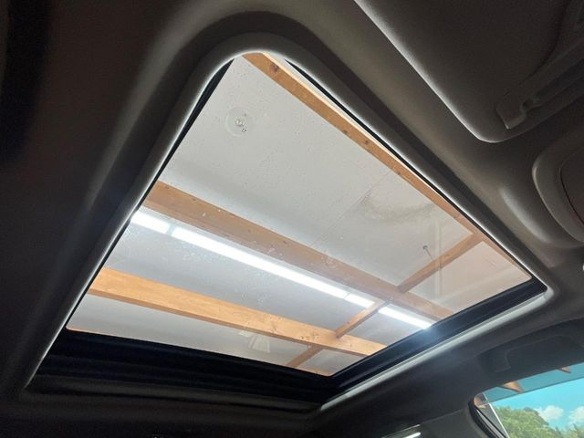 【サンルーフ】開放感たっぷりの希少装備、サンルーフが装着されています!車内に明かりを取り入れたり景色を楽しむ以外にも、車内の空気も簡単に換気できて快適です!