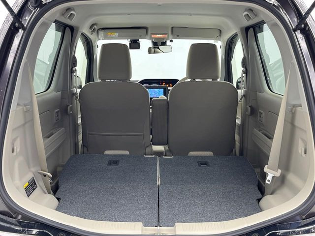 普段のお買い物や通勤、送迎等に十分な荷室スペースを確保しております。セカンドシートを倒すと、大きな荷物の積載も可能です♪