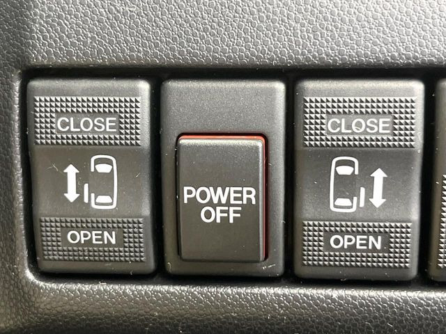 【両側パワースライドドア】スマートキーや運転席のスイッチで後席両側スライドドアの開閉が可能♪電動だから力を入れてドアを開ける必要が無く、小さなお子様でも簡単に開け閉めでき快適です♪