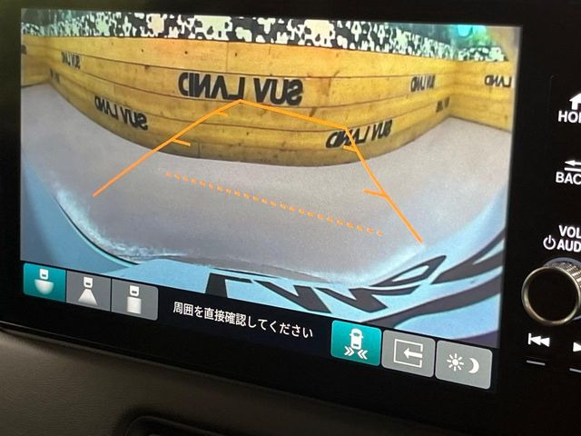 【バックカメラ】駐車時に後方がリアルタイム映像で確認できます。大型商業施設や立体駐車場での駐車時や、夜間のバック時に大活躍!運転スキルに関わらず、今や必須となった装備のひとつです!