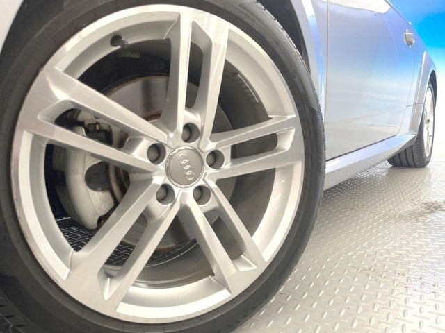 ●純正18インチアルミホイール:輸入車ならではの卓越した走りを支えるホイールと足回りです!日本車の走りに慣れている方にもぜひ体感して頂きたいほど、高いレベルでまとまっています!