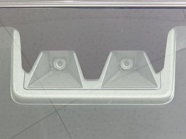 【スマートアシスト】走行中に前方の車両等を認識し、衝突しそうな時は警報とブレーキで衝突回避と被害軽減をアシスト。より安全にドライブをお楽しみいただけます。