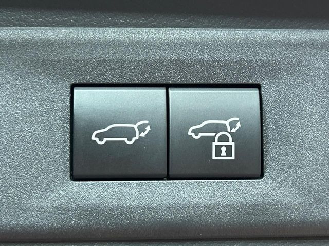 【パワーバックドア】スマートキーや運転席のボタンを押すだけでリアゲートが自動で開閉します!荷物を持っている時や、高い位置にあるバックドアを閉める際に便利な機能です♪