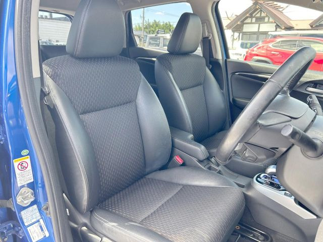 運転席まわりには十分なスペースがあり、大柄な方でもゆったり運転していただける環境です。