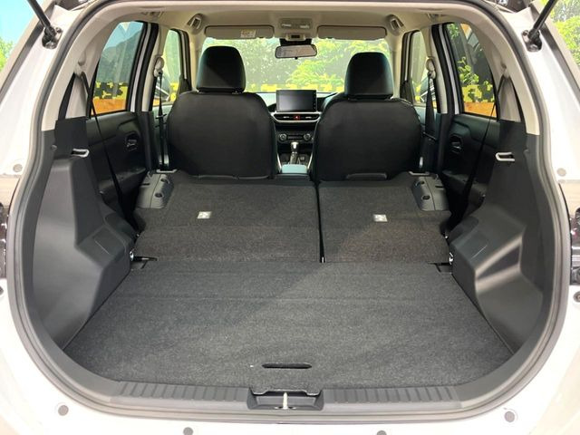 普段のお買い物や通勤、送迎等に十分な荷室スペースを確保しております。セカンドシートを倒すと、大きな荷物の積載も可能です♪