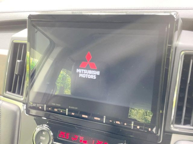 【大画面ナビ】人気の大型10インチナビを装備。存在感のある大画面はインパクト大!ナビ利用時のマップ表示は見やすく、テレビやDVDは臨場感がアップ!いつものドライブがグッと楽しくなります♪