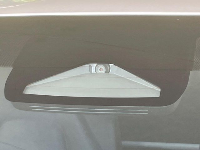 【トヨタセーフティセンス】走行中に前方の車両等を認識し、衝突しそうな時は警報とブレーキで衝突回避と被害軽減をアシスト。より安全にドライブをお楽しみいただけます。