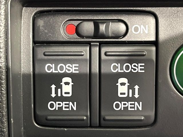 【両側パワースライドドア】スマートキーや運転席のスイッチで後席両側スライドドアの開閉が可能♪電動だから力を入れてドアを開ける必要が無く、小さなお子様でも簡単に開け閉めでき快適です♪