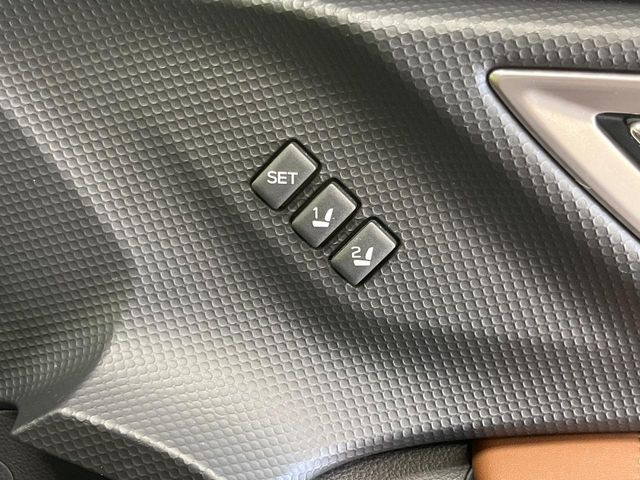 【メモリー機能付きパワーシート】ドライバーごとに設定したシート位置を記憶して、ボタン一つで切り替えできる便利な機能!運転する方が複数名いらっしゃるご家庭におすすめです♪