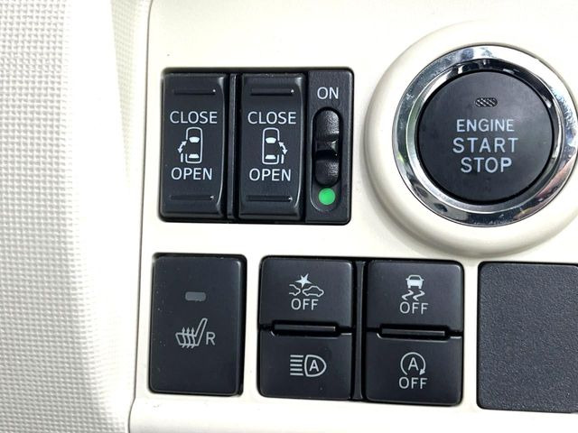 【両側パワースライドドア】スマートキーや運転席のスイッチで後席両側スライドドアの開閉が可能♪電動だから力を入れてドアを開ける必要が無く、小さなお子様でも簡単に開け閉めでき快適です♪