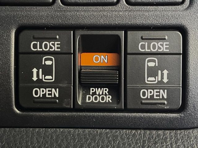 【両側パワースライドドア】スマートキーや運転席のスイッチで後席両側スライドドアの開閉が可能♪電動だから力を入れてドアを開ける必要が無く、小さなお子様でも簡単に開け閉めでき快適です♪
