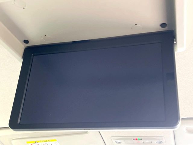 【12.8型フリップダウン】大画面モニターで後席でもエンタメをお楽しみいただけます。家族や友人とお出かけする機会が多い方に大人気です♪
