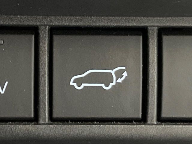【パワーバックドア】スマートキーや運転席のボタンを押すだけでリアゲートが自動で開閉します!荷物を持っている時や、高い位置にあるバックドアを閉める際に便利な機能です♪