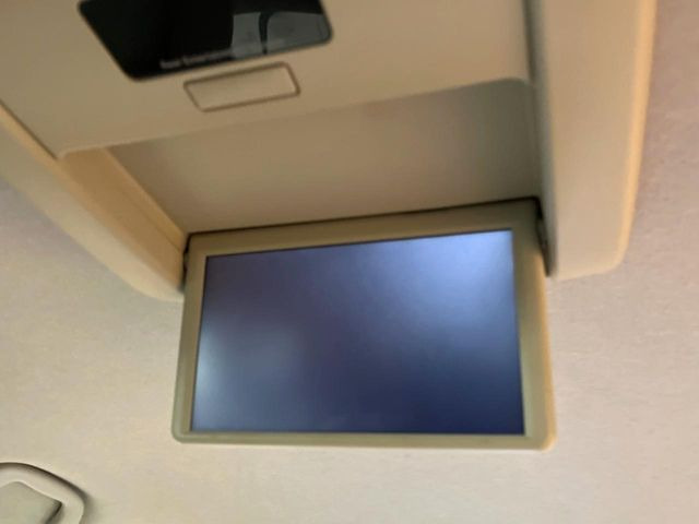 【後席モニター】家族や友人とお出かけする機会が多い方に大人気の後席モニターを装備!見やすい位置に画面がありテレビやDVDの視聴も快適!友達もお子様も、後席にしか乗らなくなるかも??